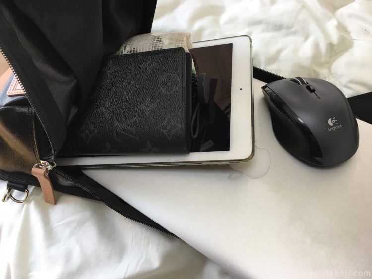 森野帆布バッグを開いて、中の荷物を出した状態（財布、小物入れ、iPad Pro 9.7inch、ワイヤレスマウス、MacBook Air）
